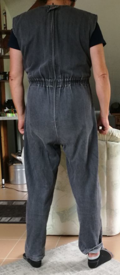 Hier bin ich gerade frisch gewickelt, zwei Windelchen, Gummihöschen, Bodychen und die Latzhose für Kinder, die noch immer alles in die Hosen machen